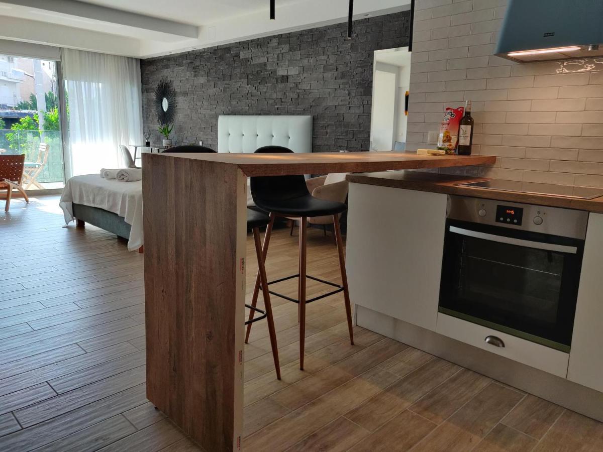 Sunny New Lovely Apartment 60 Meters From The Metro أثينا المظهر الخارجي الصورة